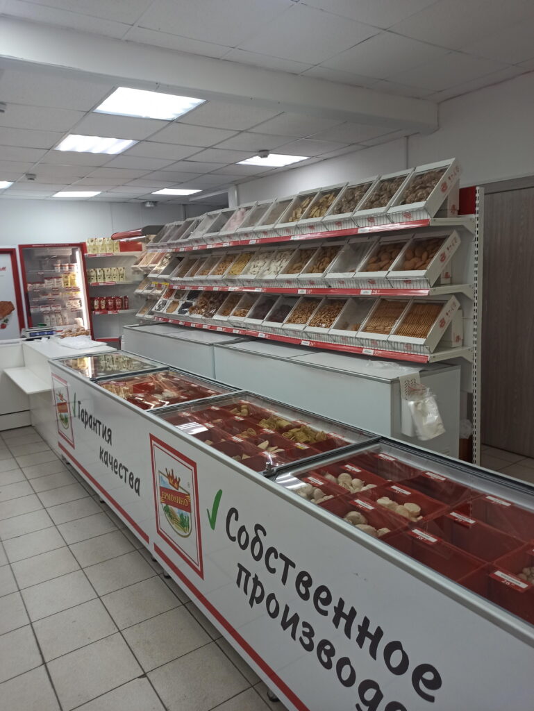 Линия холодильного оборудования UGUR в магазине ЕРМОЛИНО